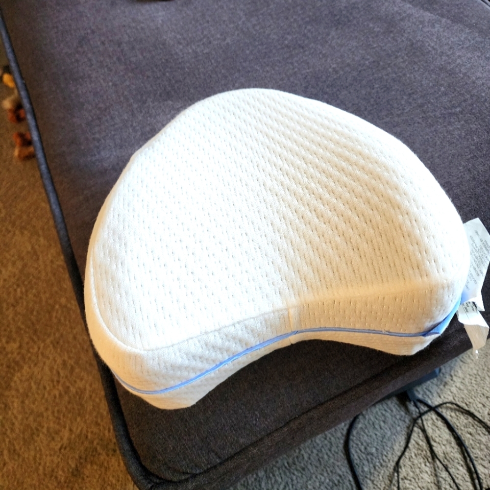 Contour 29-450 Legacy Leg and Knee Foam Support Pillow.  New excellent condition